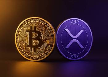 Bitcoin และ XRP เคียงกันภายใต้แสงทองและม่วงบนพื้นหลังแบบมินิมอล