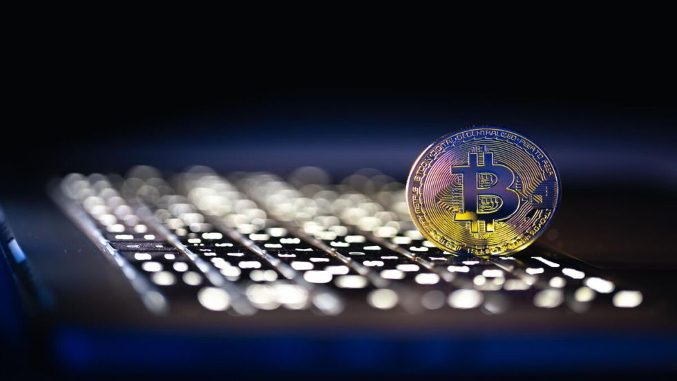 CFD to kontrakty rozliczane w gotówce, które śledzą wartość aktywa bazowego