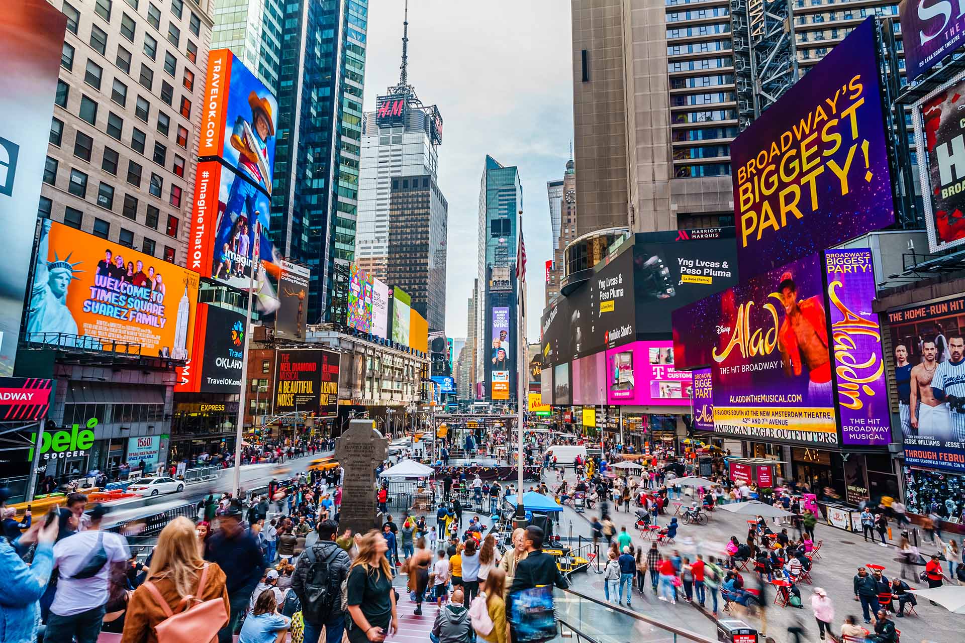Times Square Goes Crypto: XRP “589” Catches Ex-CFTC Chair’s Eye