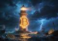 โลโก้ Bitcoin เรืองแสงเหมือนประภาคารในทะเลพายุ 2025-12-16