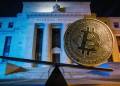 เหรียญ Bitcoin กำลังทรงตัวบนไม้กระดก โดยมีอาคารธนาคารกลางสหรัฐฯ เป็นฉากหลัง สื่อถึงความไม่แน่นอนของนโยบายดอกเบี้ย