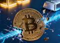 ภาพ Bitcoin กำลังพุ่งทะลุแนวต้าน โดยมีทองคำและเงินเป็นพื้นหลัง สะท้อนแนวโน้มขาขึ้น