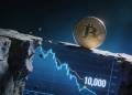 ภาพกราฟิก Bitcoin กำลังร่วงลงจากหน้าผา พร้อมตัวเลขคาดการณ์ราคาที่ $10,000 สะท้อนความเสี่ยงตลาดขาลง
