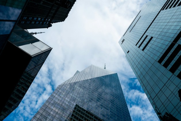 美國銀行執行長發出6兆美元穩定幣獎勵警告,監管辯論日益激烈