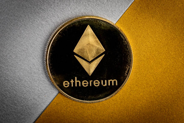 High-Tier Ethereum Wallet Addresses Distribute While Retail Investors Step In to Accumulate