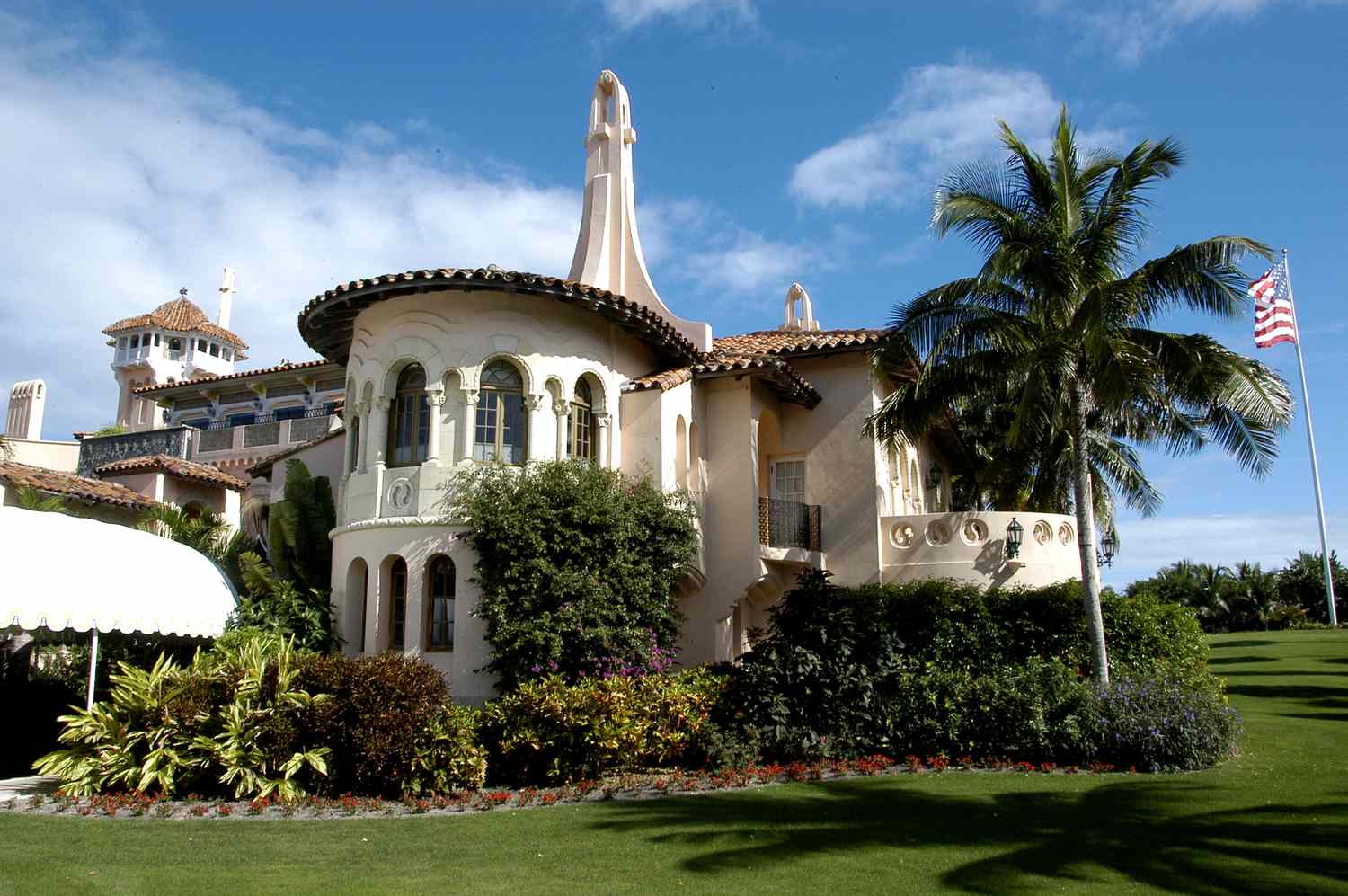 Trump Memecoin Dangles Mar-A-Lago Access As Token Price Spikes 34%